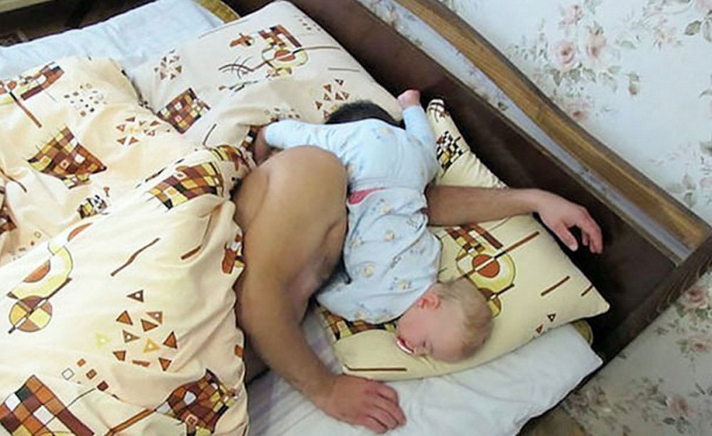 Малыши с папами спят