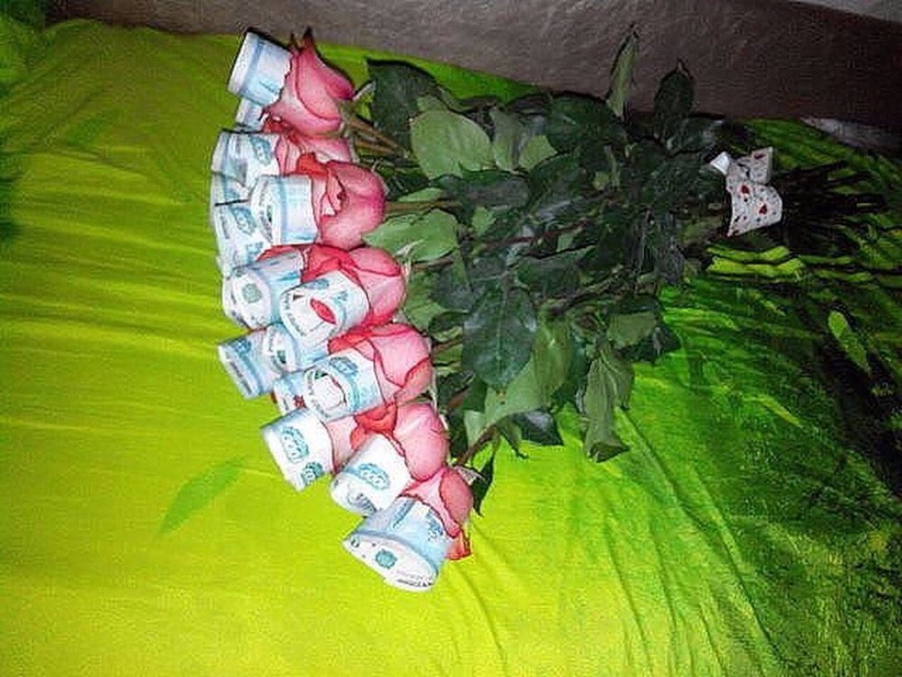 Букет роз с деньгами