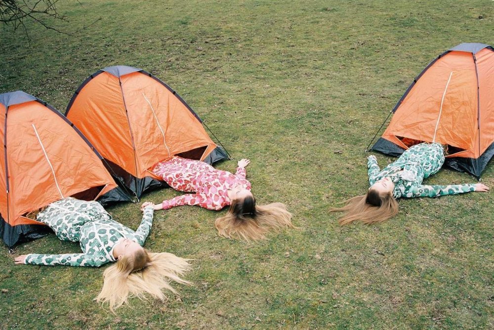 Девушка палатка поход