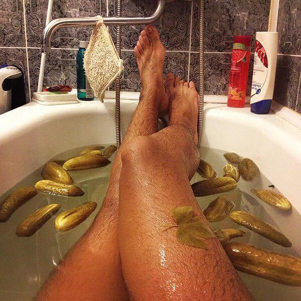 Воволосатые ноги в ванной