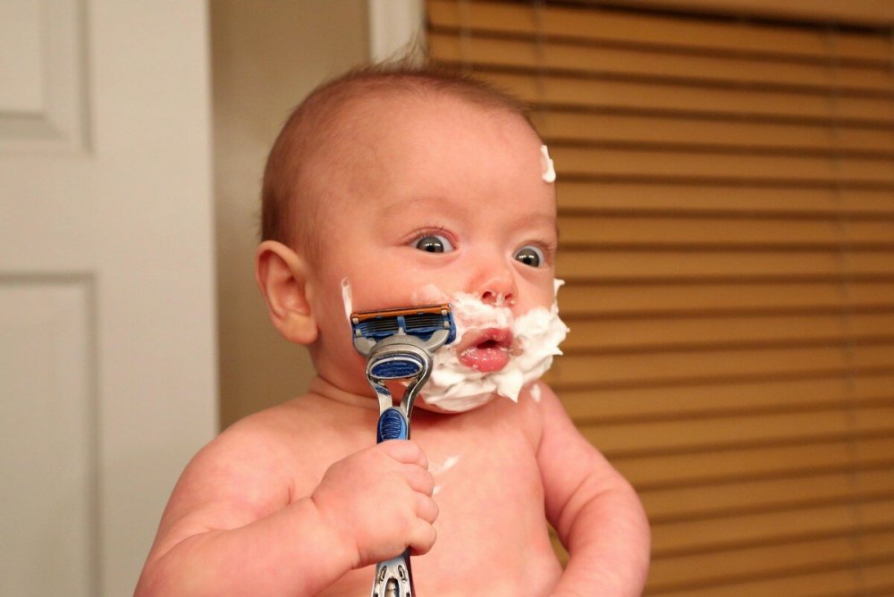 Ребенок бреется