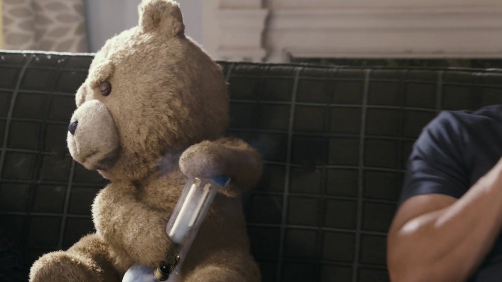 Третий лишний медведь Тед курит