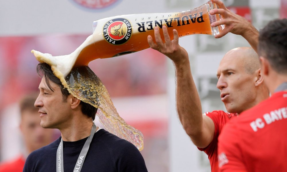 Футболисты пьют пиво