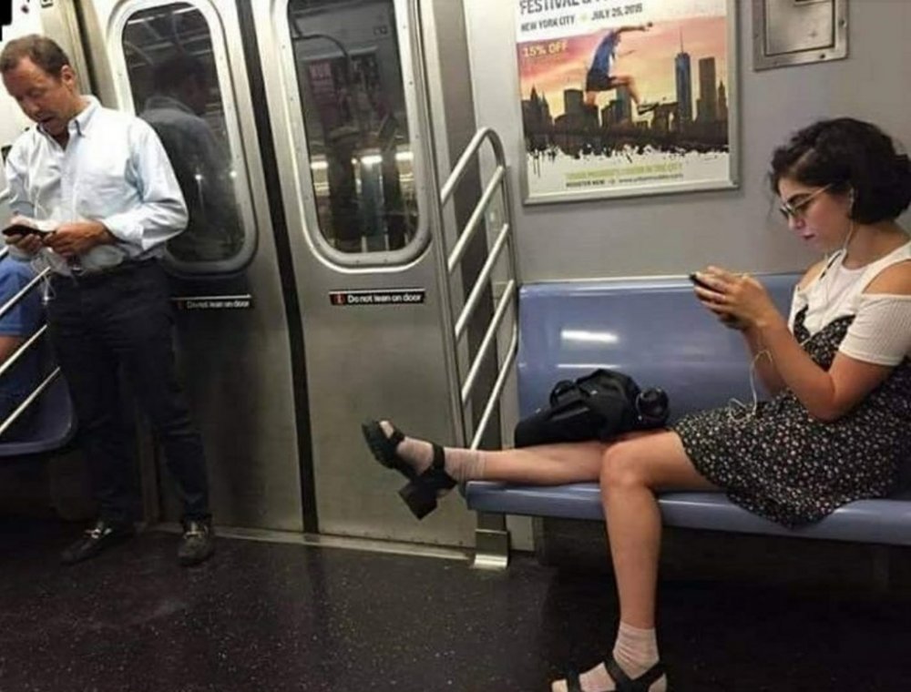 Ноги в общественном транспорте