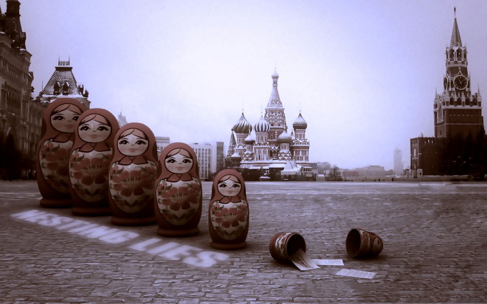 Матрешки на фоне Кремля