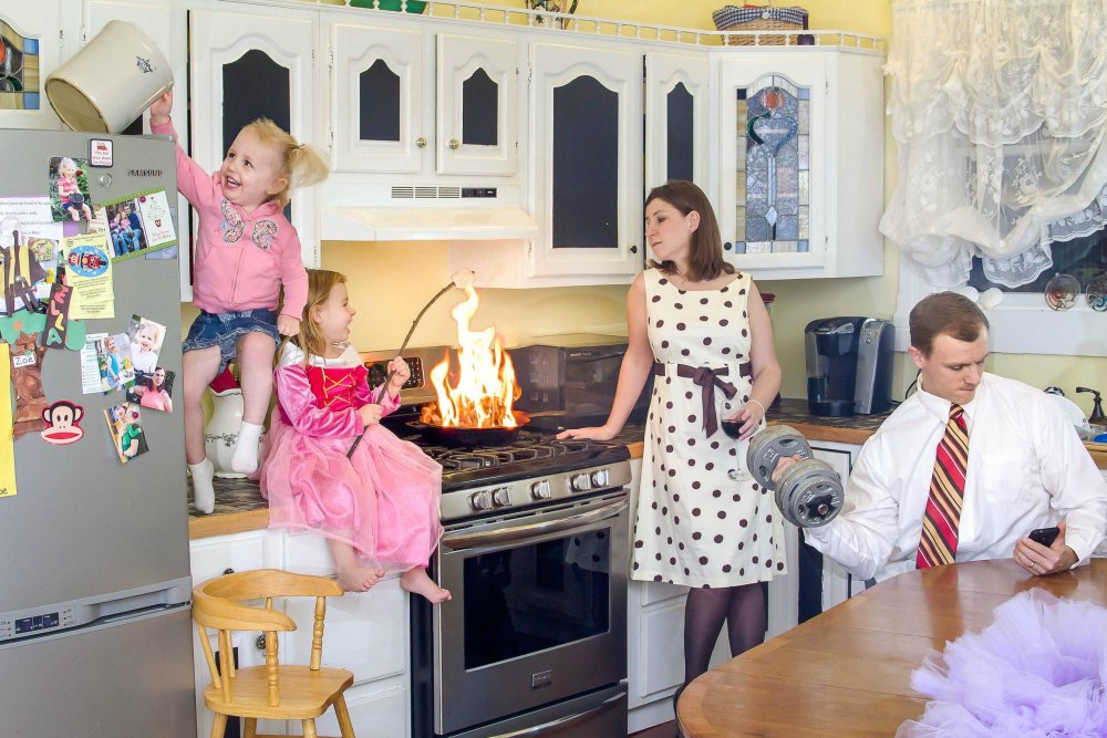 Семья с ребенком на кухне
