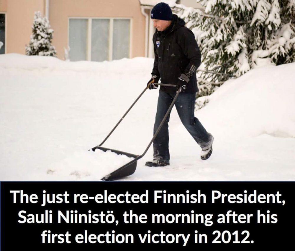 Президент Финляндии убирает снег