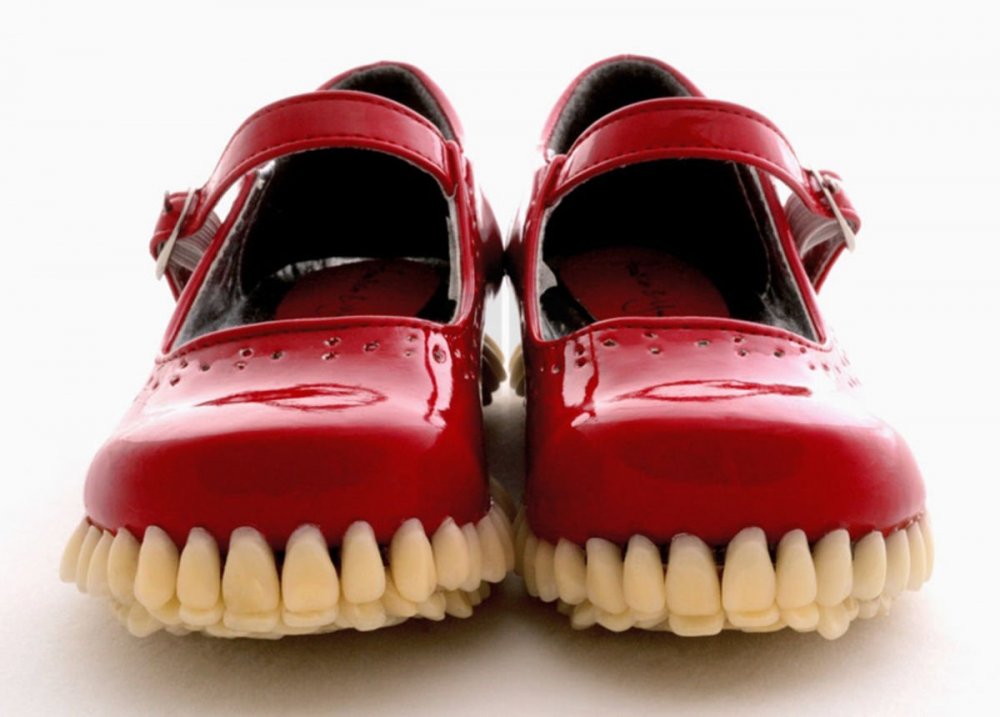 Ботинки с зубами