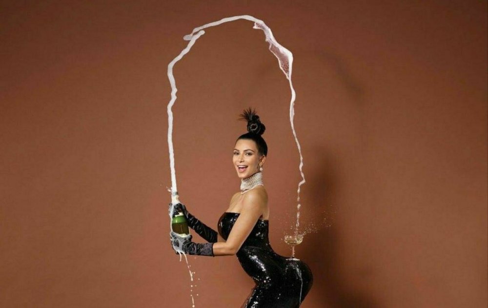 Ким Кардашян бокал шампанского