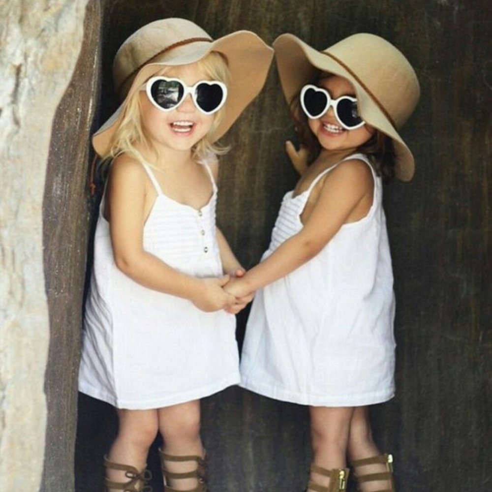 Две девочки модные
