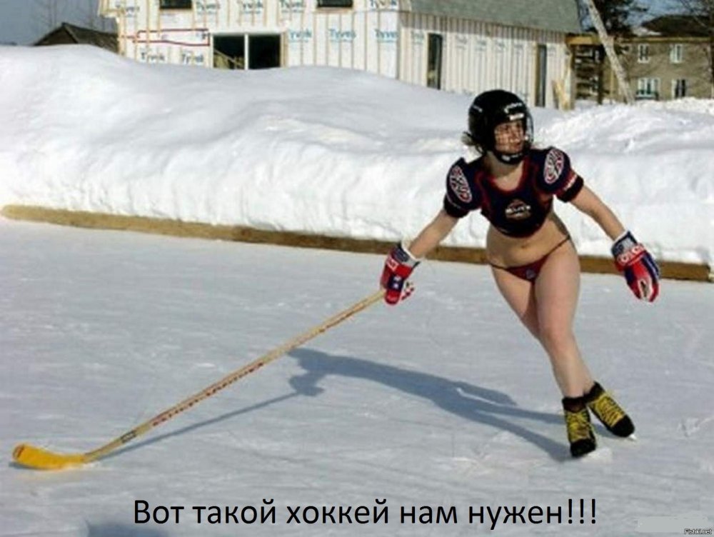 Девушка в хоккейных коньках