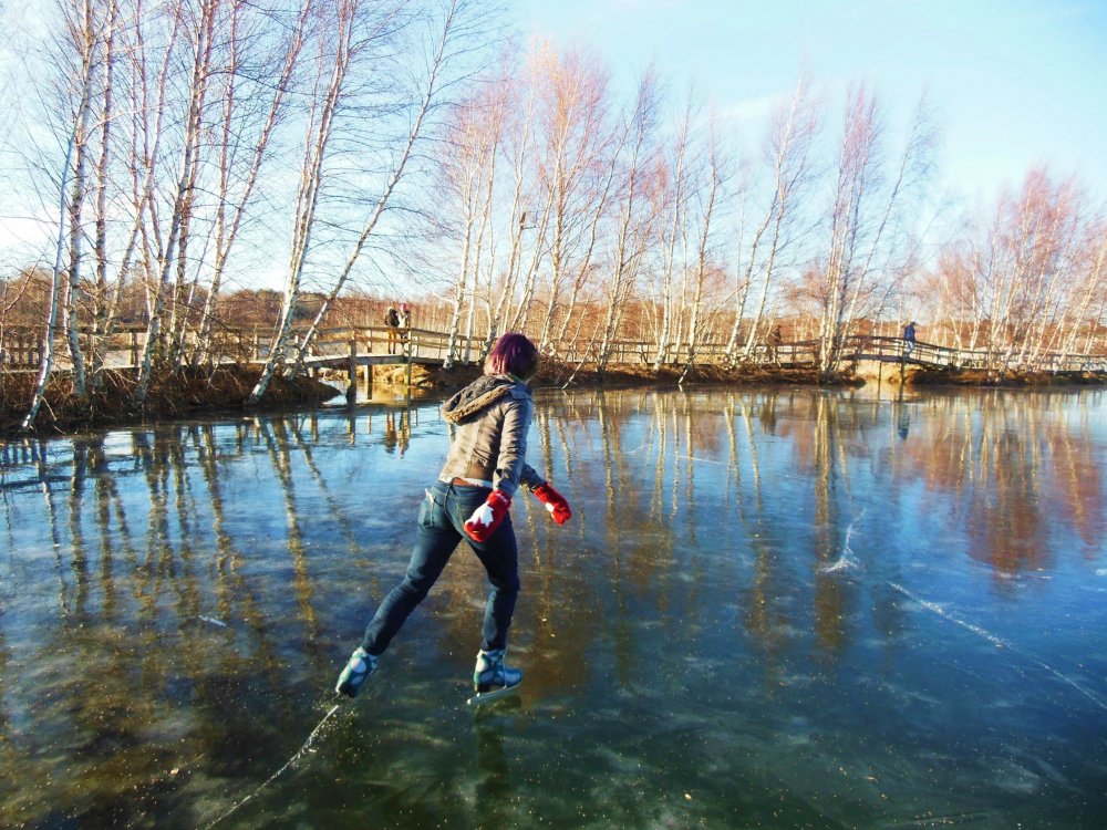 Девушка на коньках на озере