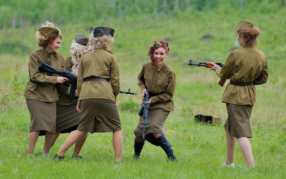 Три женщины военнослужащие