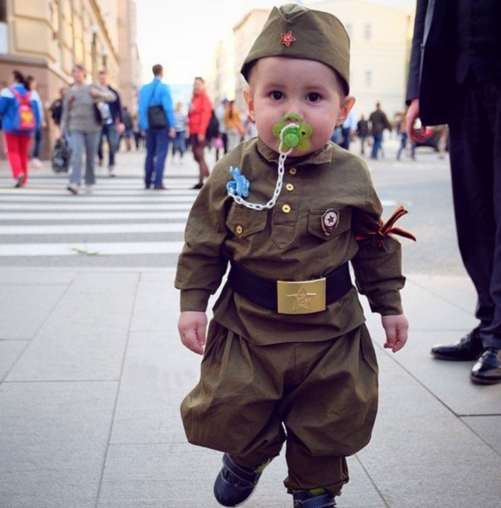 Малыш в военной форме