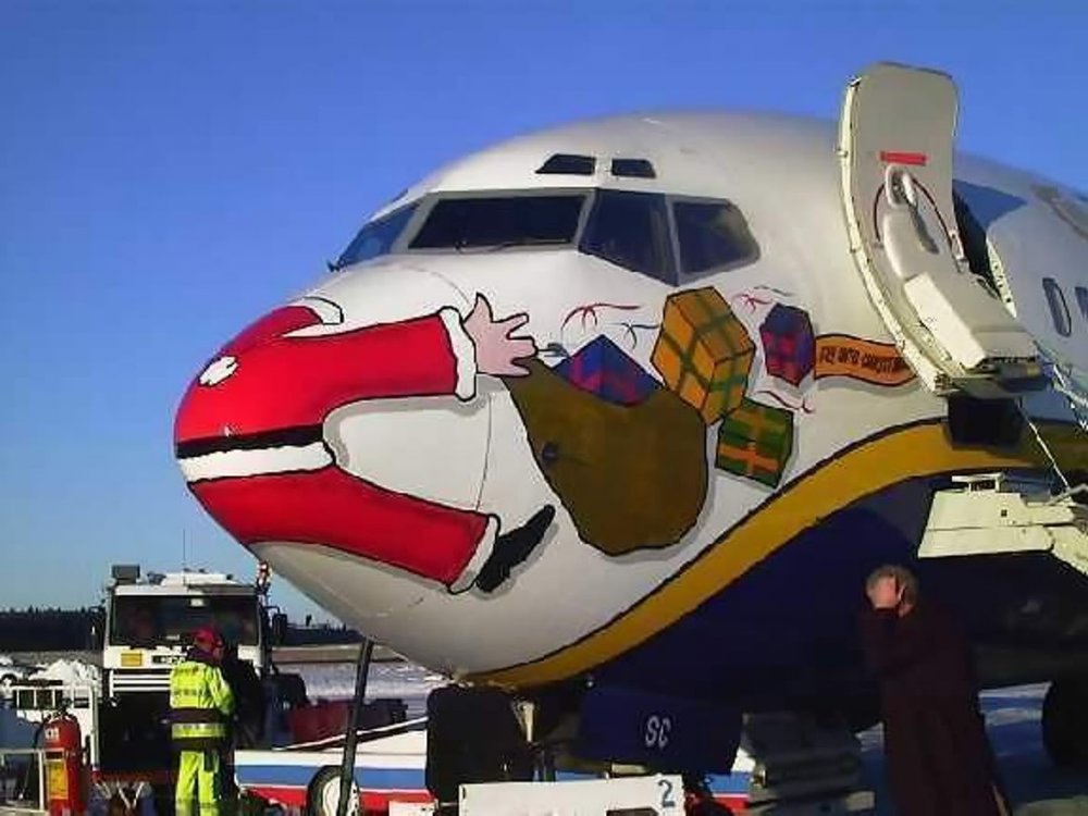 Дед Мороз на носу самолета