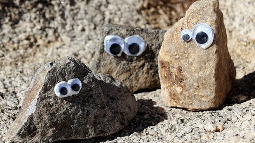Камень с глазками