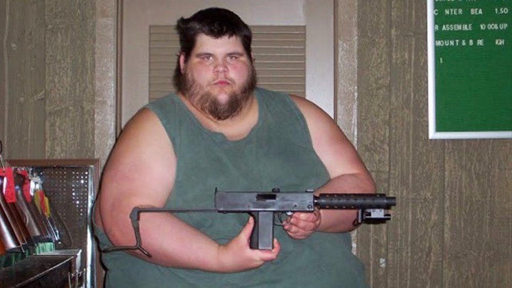 Толстый мужик с пистолетом