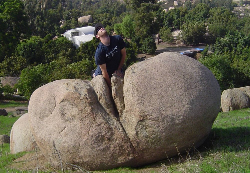 Человек и огромный камень