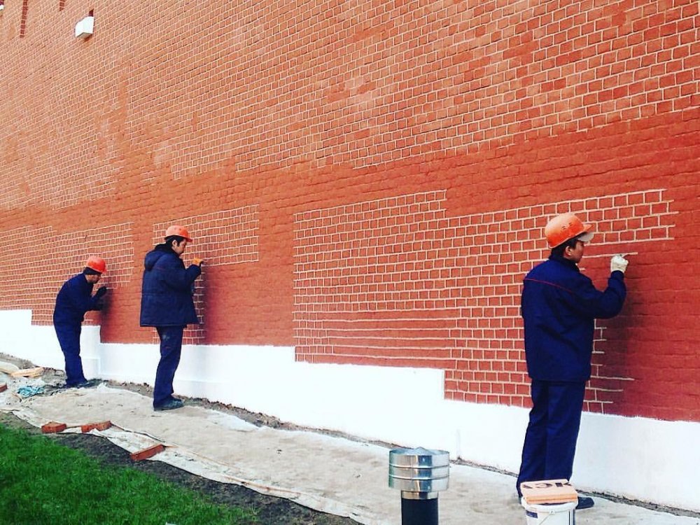 Красят стены Кремля