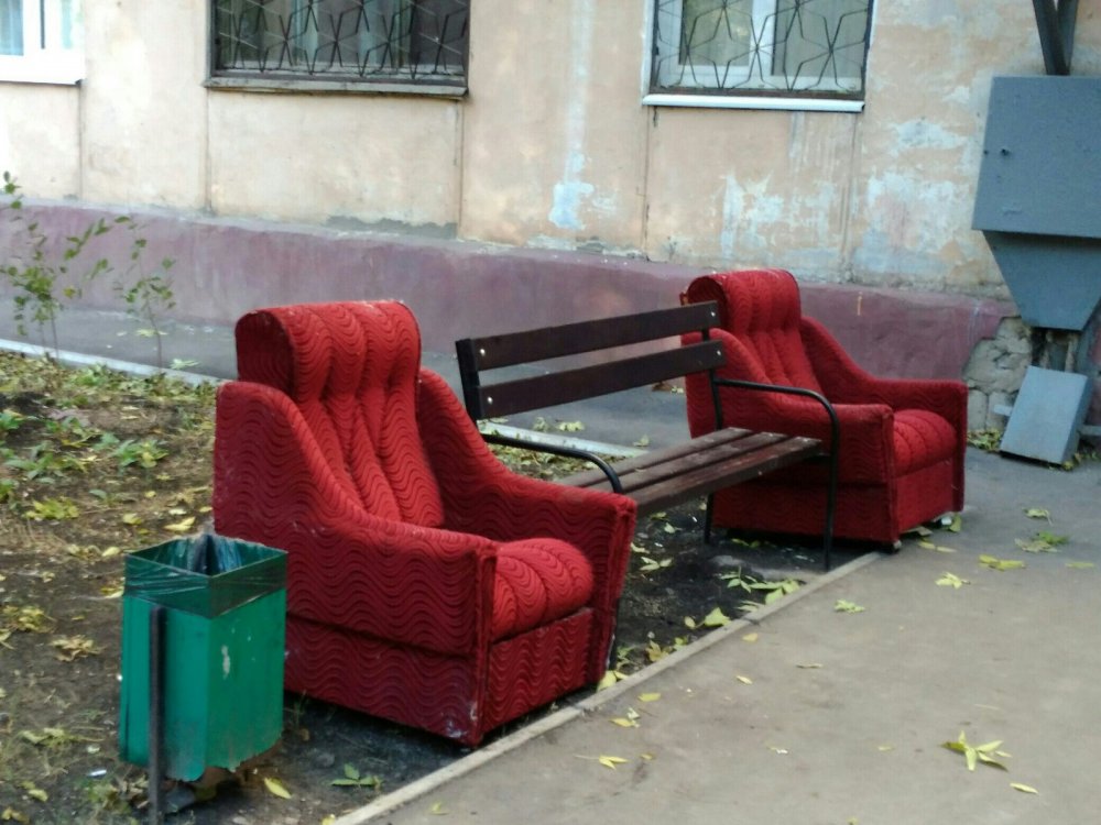 Старое кресло на улице