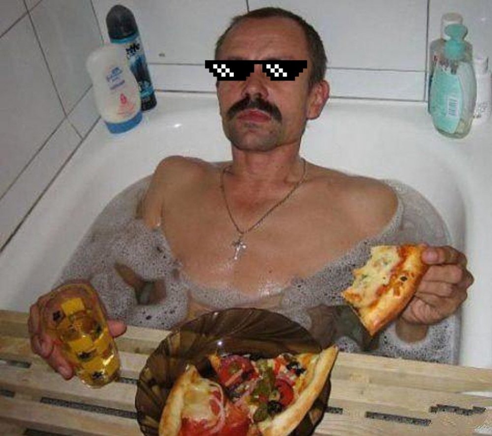 Мужик с пиццей в ванне
