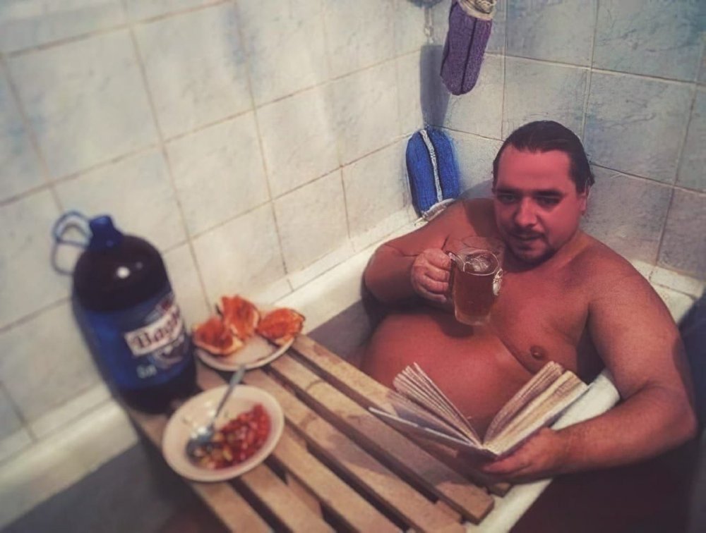 Мужик в ванной с пивом