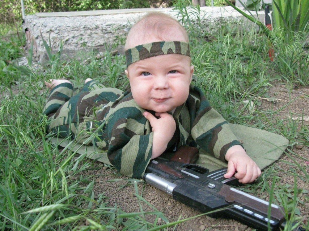 Дети в военной форме смешные