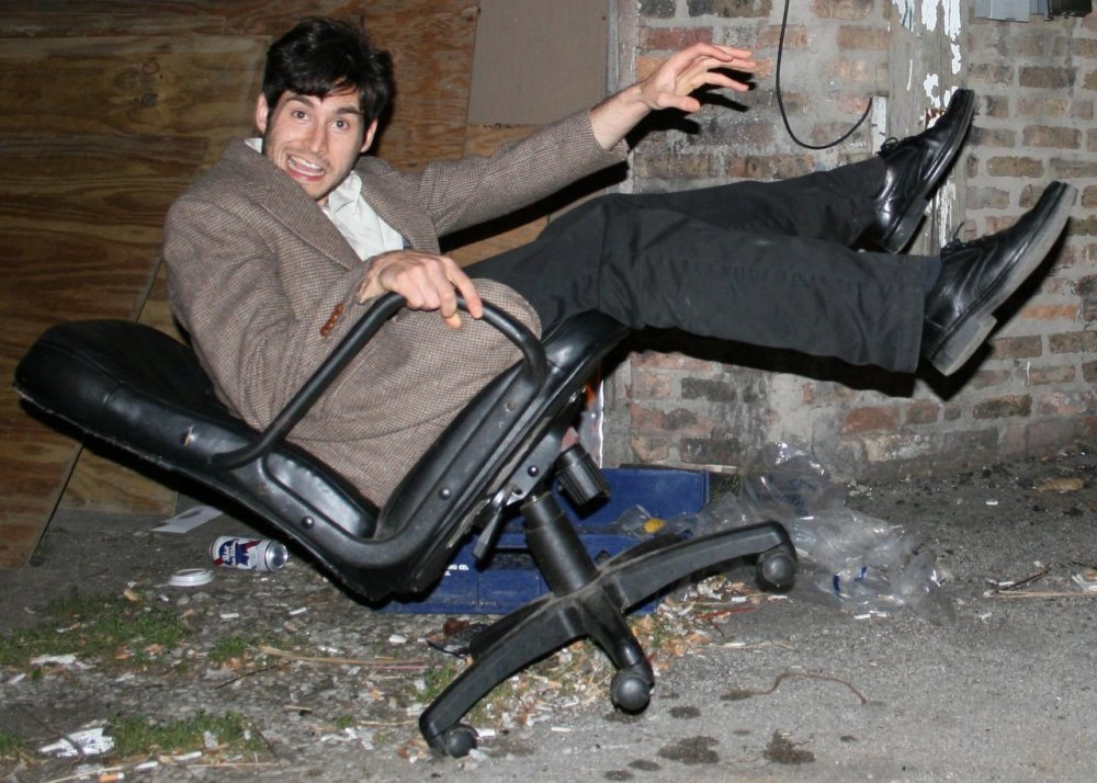 Кресло с ногами человека