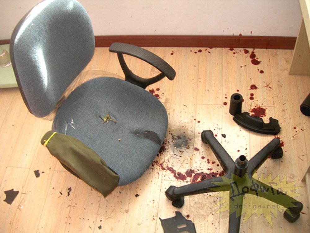 Сломанный офисный стул