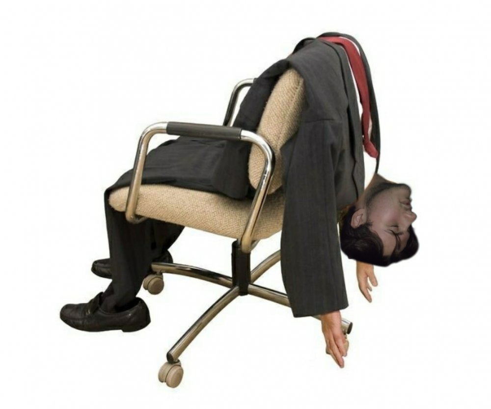 Человек развалился на стуле