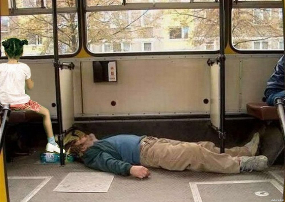 Человек спит в автобусе