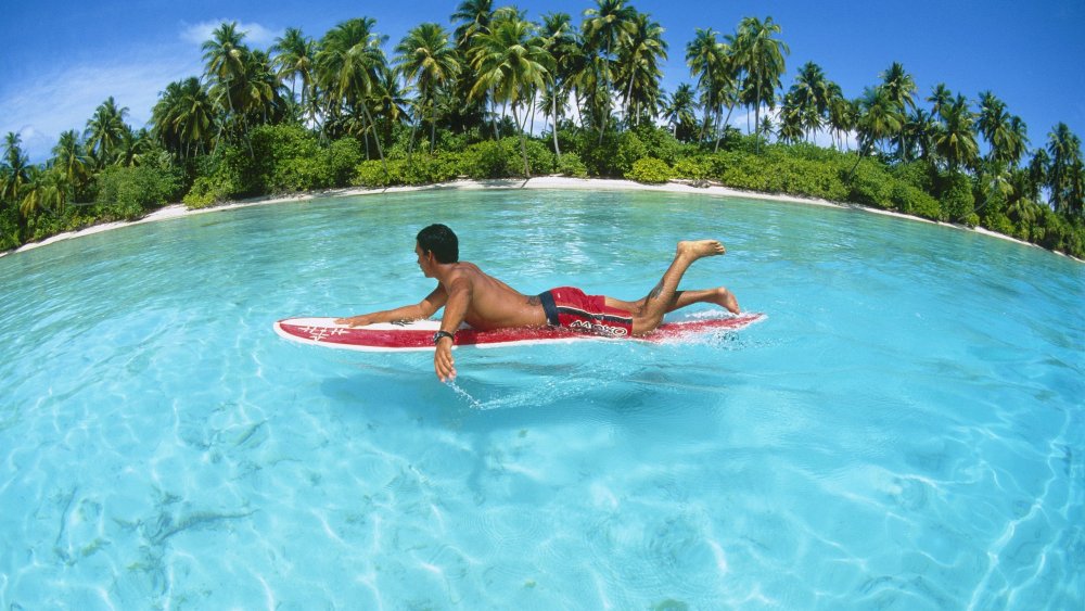 Мальдивы люди купаются