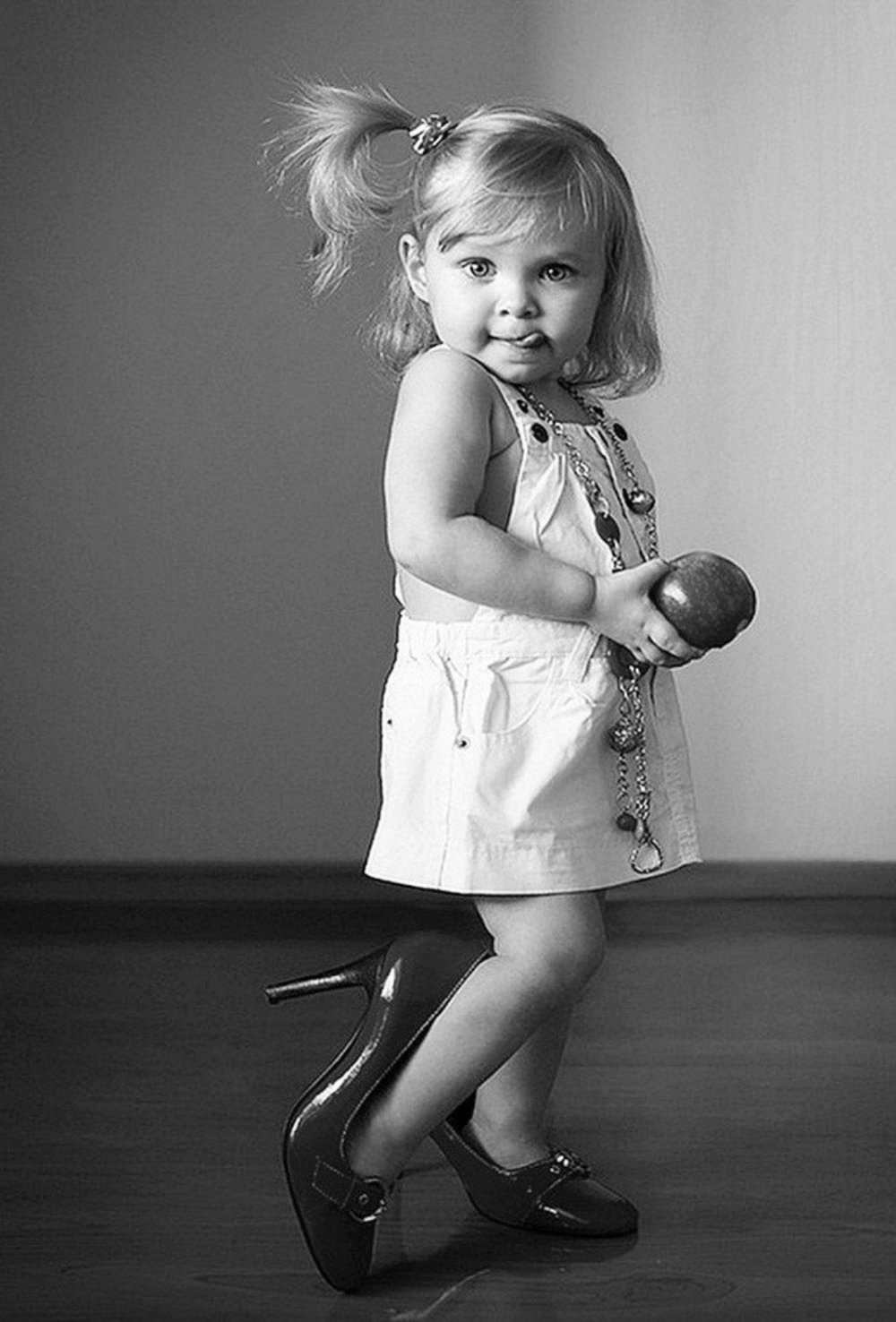 Ребенок в маминых туфлях