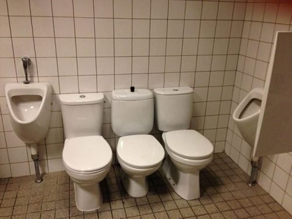 Туалет с несколькими унитазами