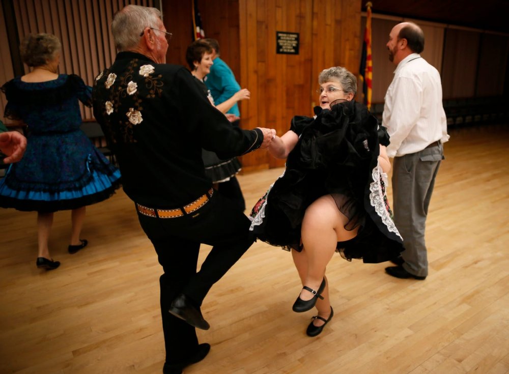Взрослые женщины танцуют