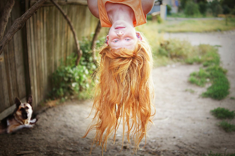 Девушка с рыжими волосами веселая