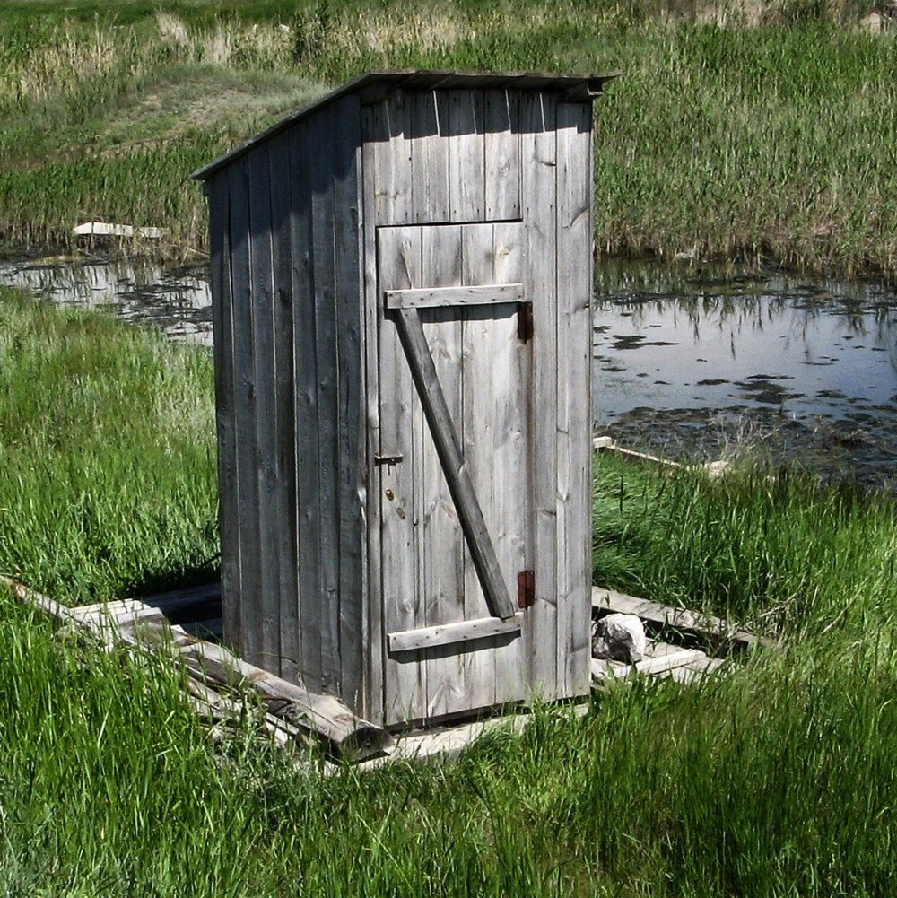 Женский деревенский туалет
