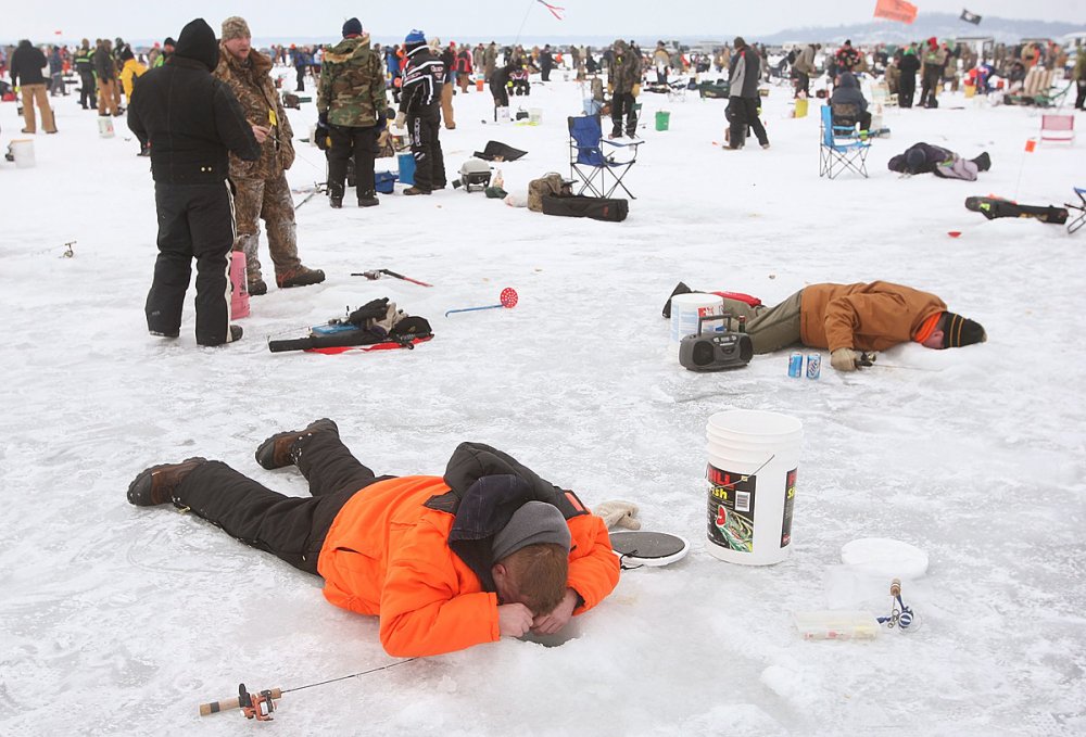 Пьяные рыбаки на зимней рыбалке