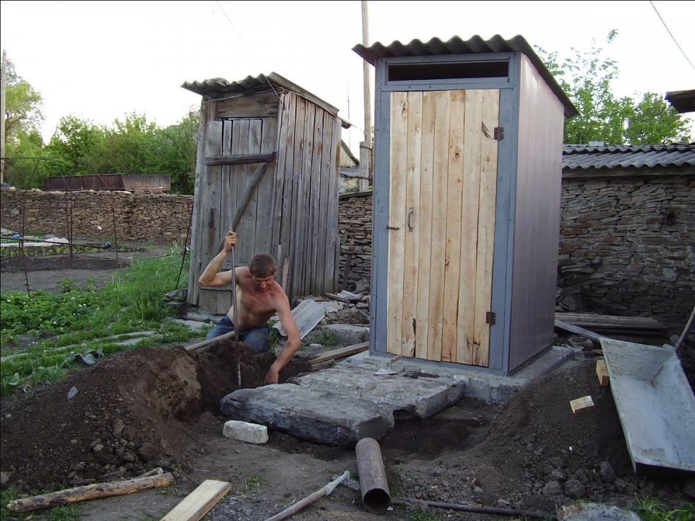 Смешной деревенский туалет