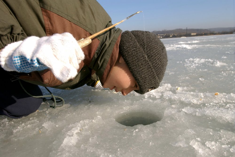 Зимняя рыбалка лунка