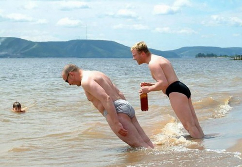 Мужчины на пляже смешные