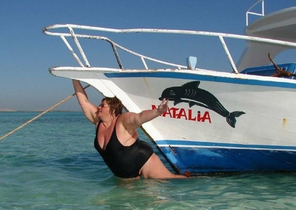 Толстая женщина в лодке