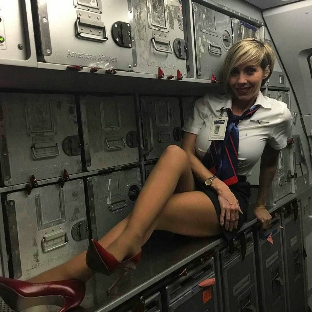 Девушка проводница самолета