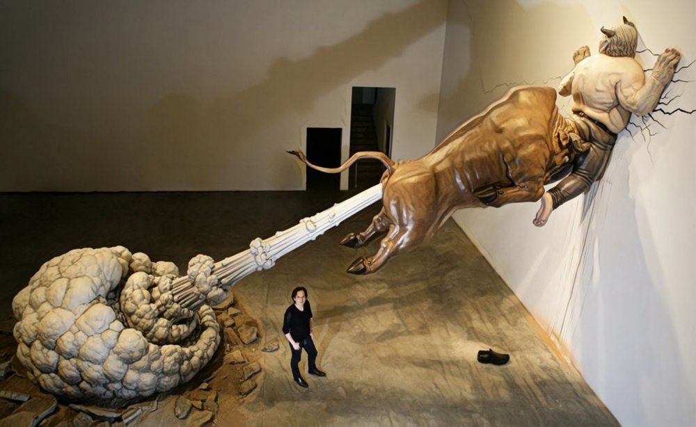 Скульптуры Чена Вэнлиня "большой золотой пердящий бык"