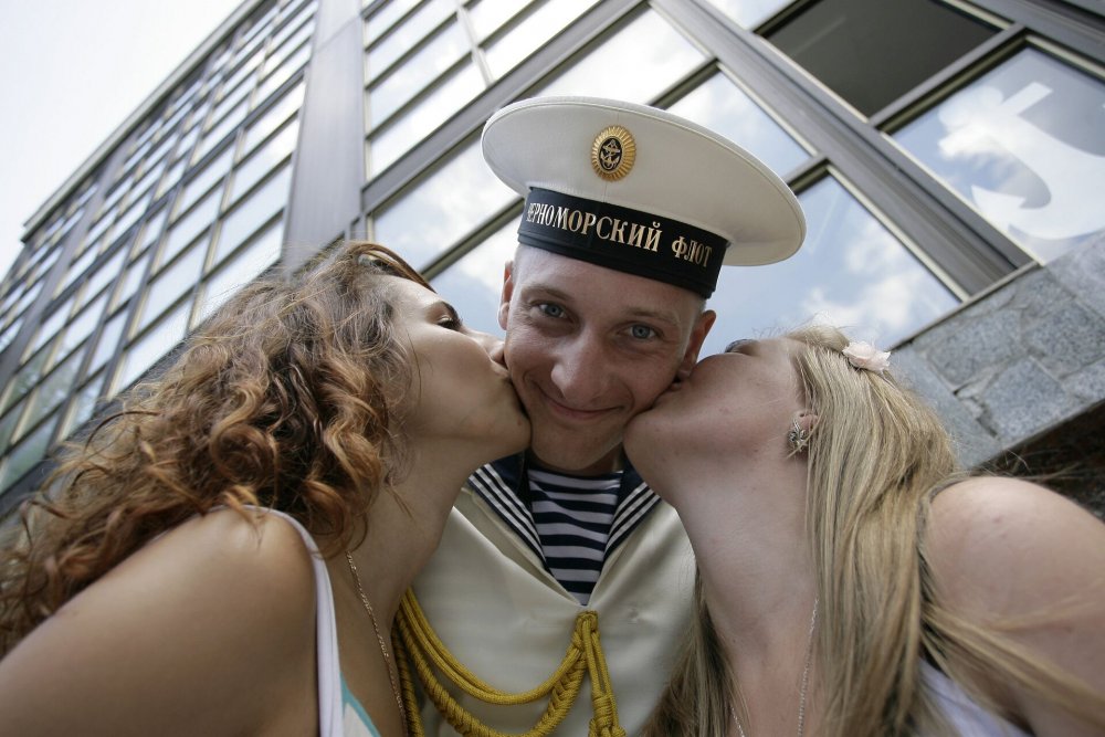 Моряк и девушка