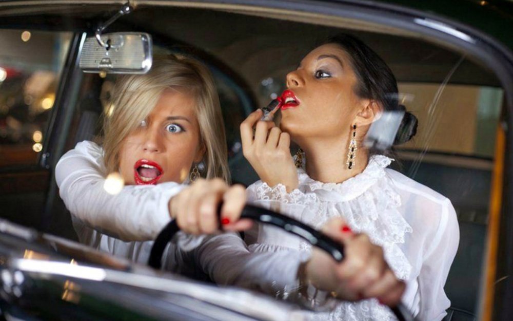 Две девушки в автомобиле