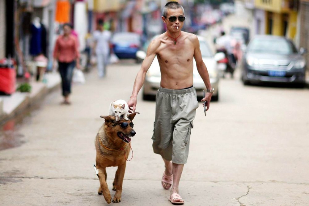 Мужчина с собакой на улице