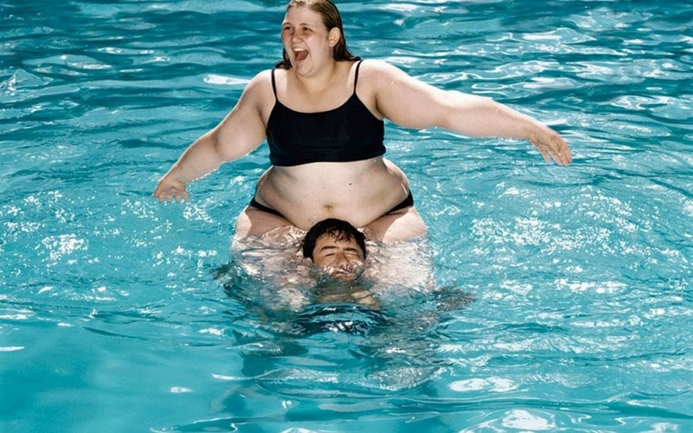 Толстые девушки в бассейне