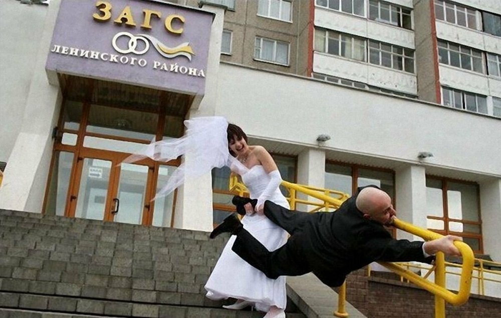 Невеста тащит жениха в ЗАГС