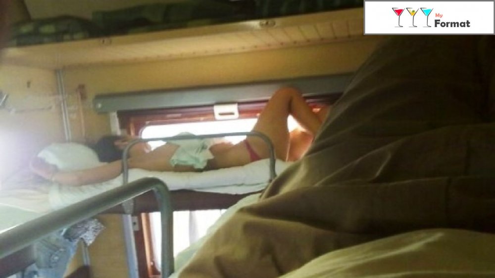 Спящий парень в поезде